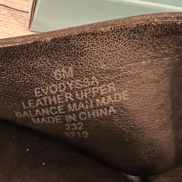 EVOLVE women Chic Black Cross-Strap Sandals/size 6 - Picture 10 of 11